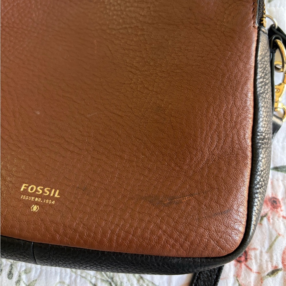 Fossil genuine leather brown and black crossbody bag with gold hardware - Picture 3 of 7